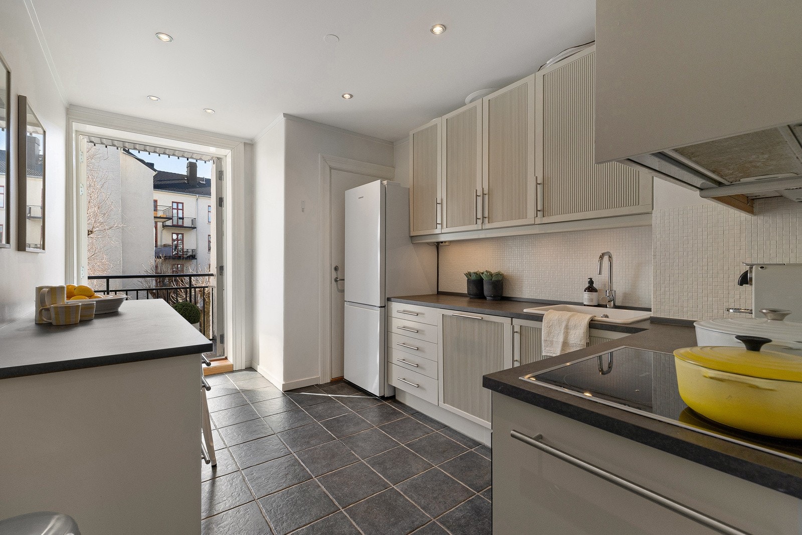 Moderne kjøkken med glatte fronter og slitesterk benkeplate i laminat. Galleribilde