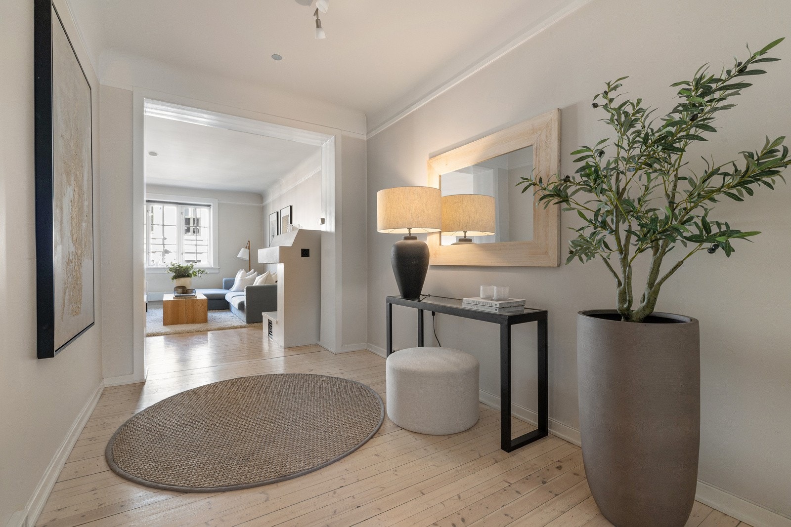 Boligen har en innbydende og lys entré med varmekabler i gulvet, som sørger for en behagelig velkomst. Galleribilde