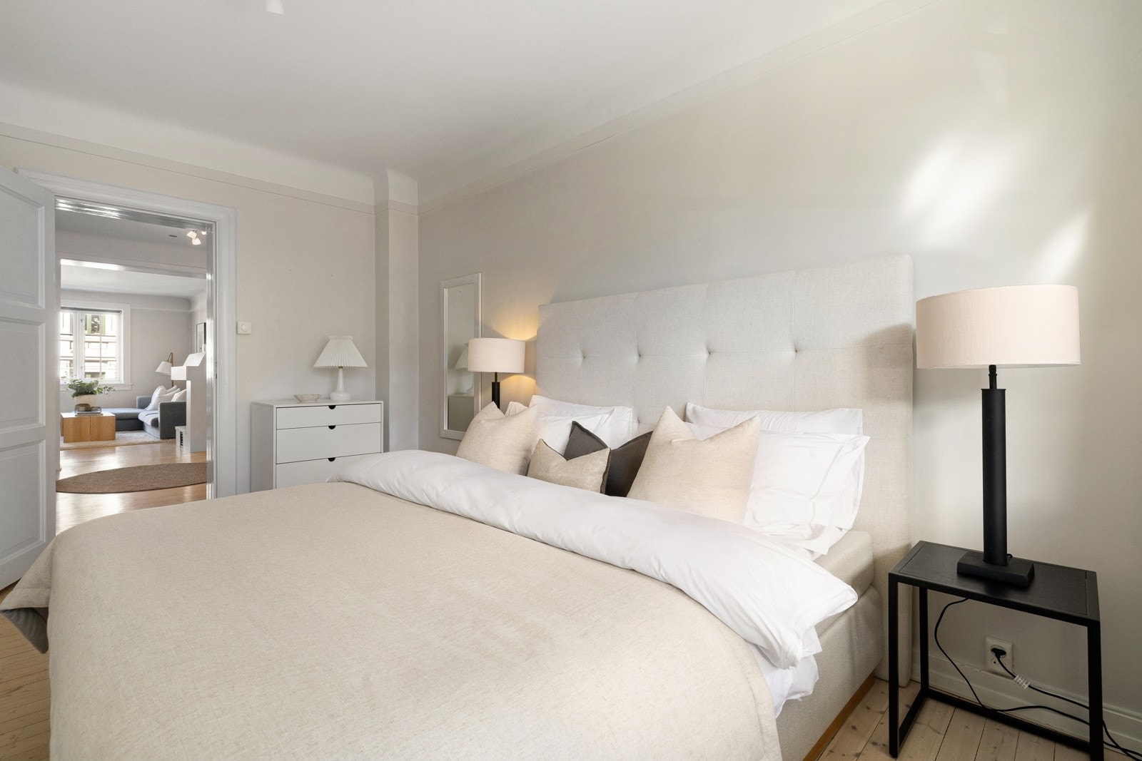 Soverommet vender i sin helhet mot en rolig bakgård, noe som gir et fredelig og behagelig miljø. Rommet er utstyrt med store garderobeskap som sørger for rikelig med oppbevaringsplass. Galleribilde