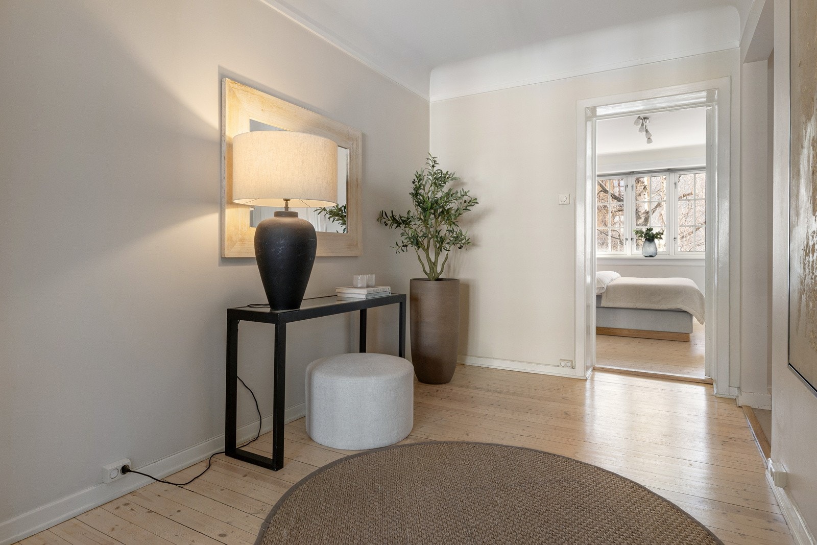 Det er god plass til møbler for oppbevaring av yttertøy og sko, noe som bidrar til en praktisk og ryddig entré. Galleribilde