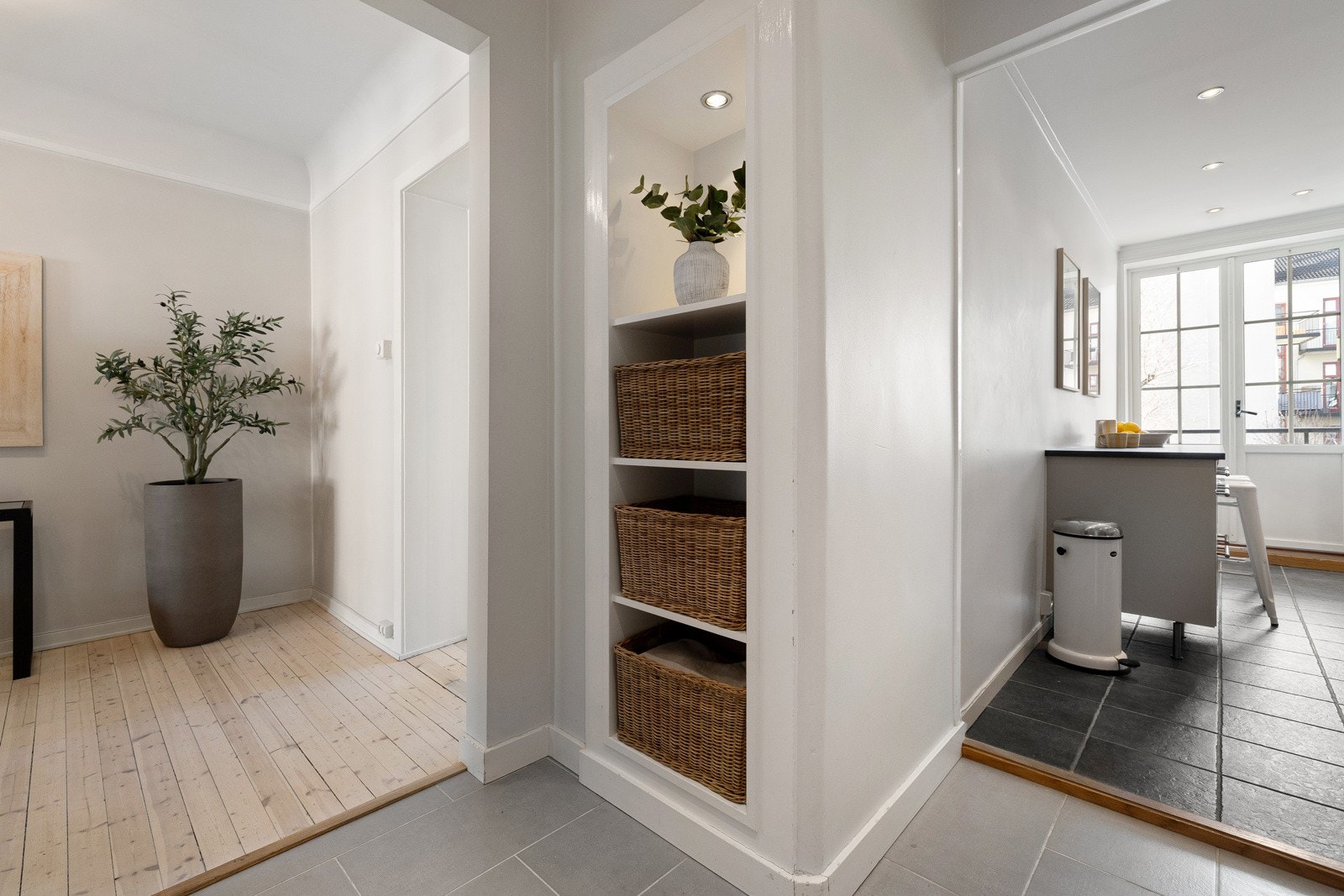 Flott nisje som gir ekstra oppbevaringsplass. Galleribilde