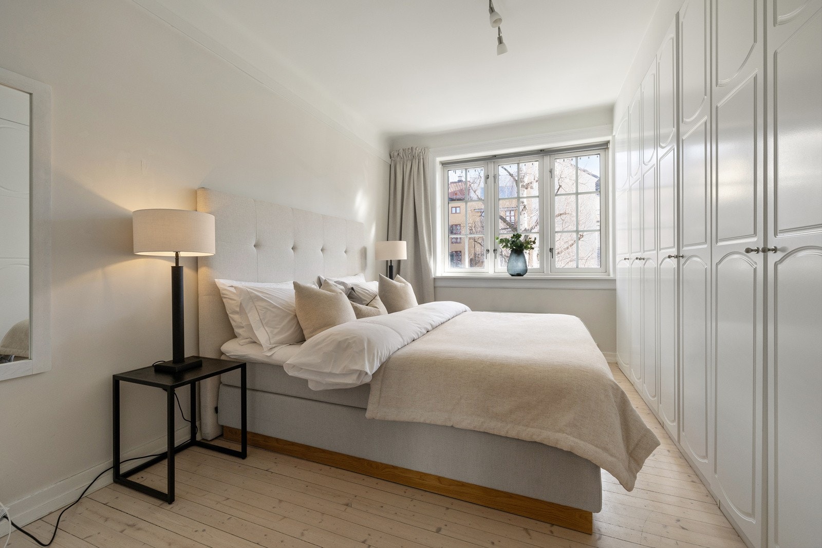 Veggene er malt i lyse fine farger som skaper en innbydende og behagelig atmosfære. Galleribilde