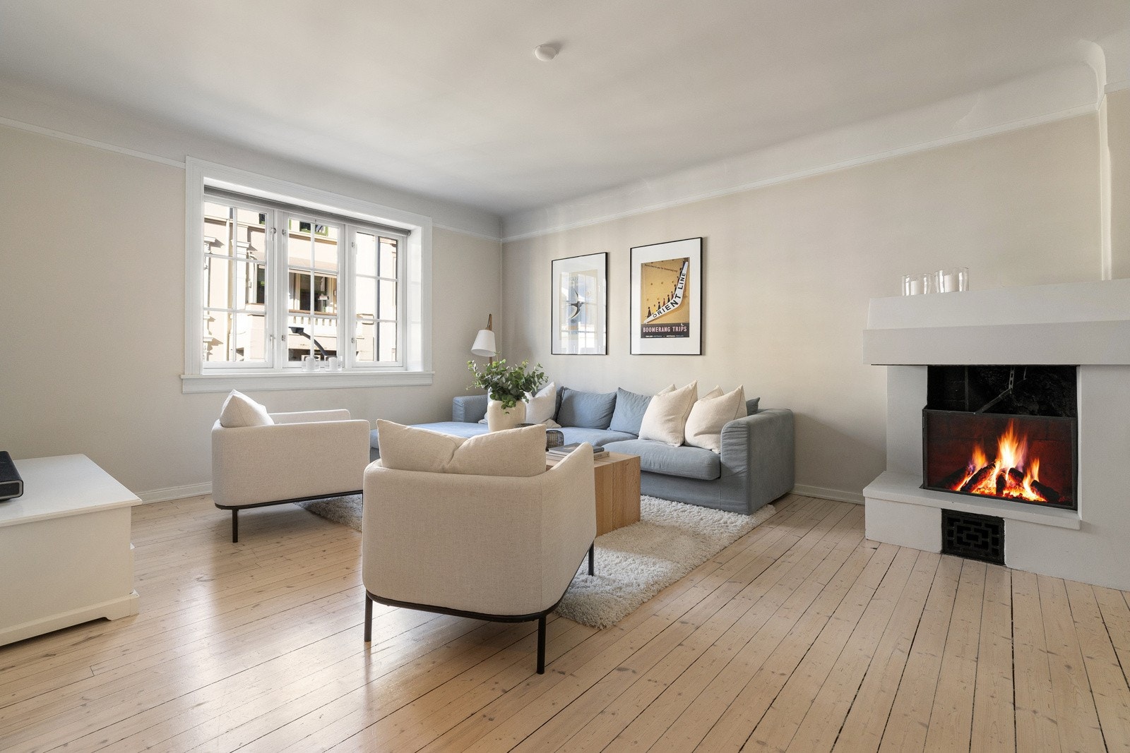 Store vindusflater slipper inn rikelig med naturlig lys og bidrar til en luftig og trivelig atmosfære. Galleribilde