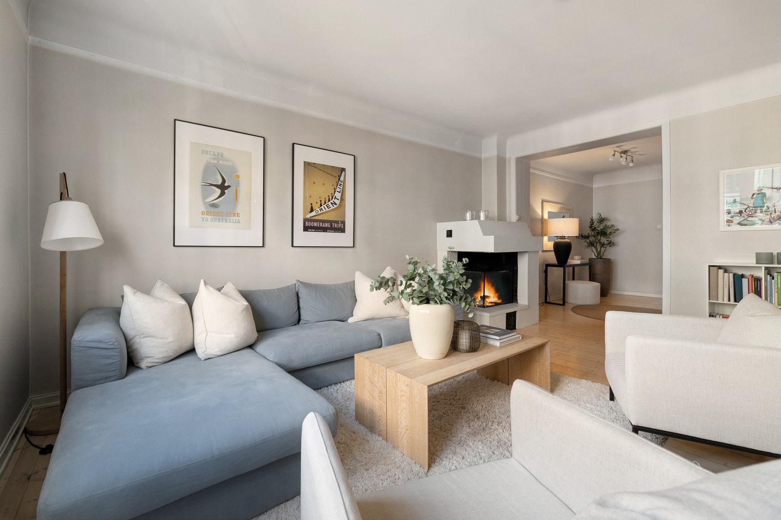 Den lyse og innbydende stuen har rikelig med plass til både sofagruppe og øvrig møblement. Galleribilde