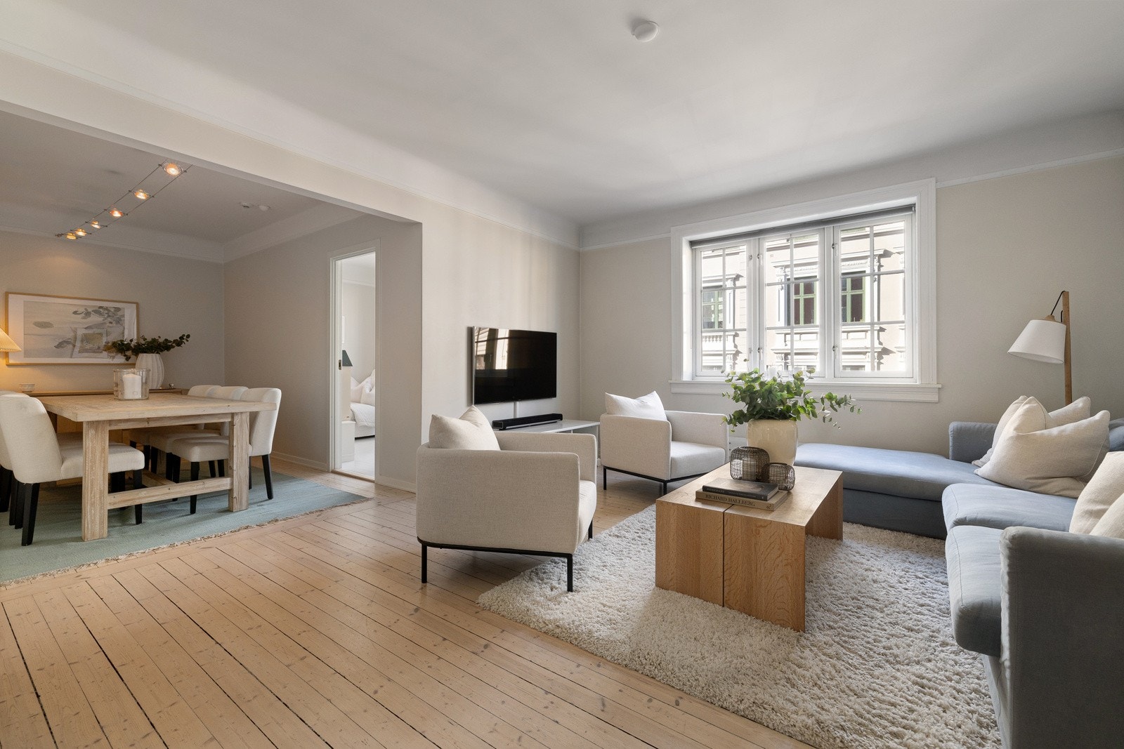 En lys, luftig og gjennomgående 3-roms selveier i byggets 3.etasje med god intern beliggenhet. Galleribilde