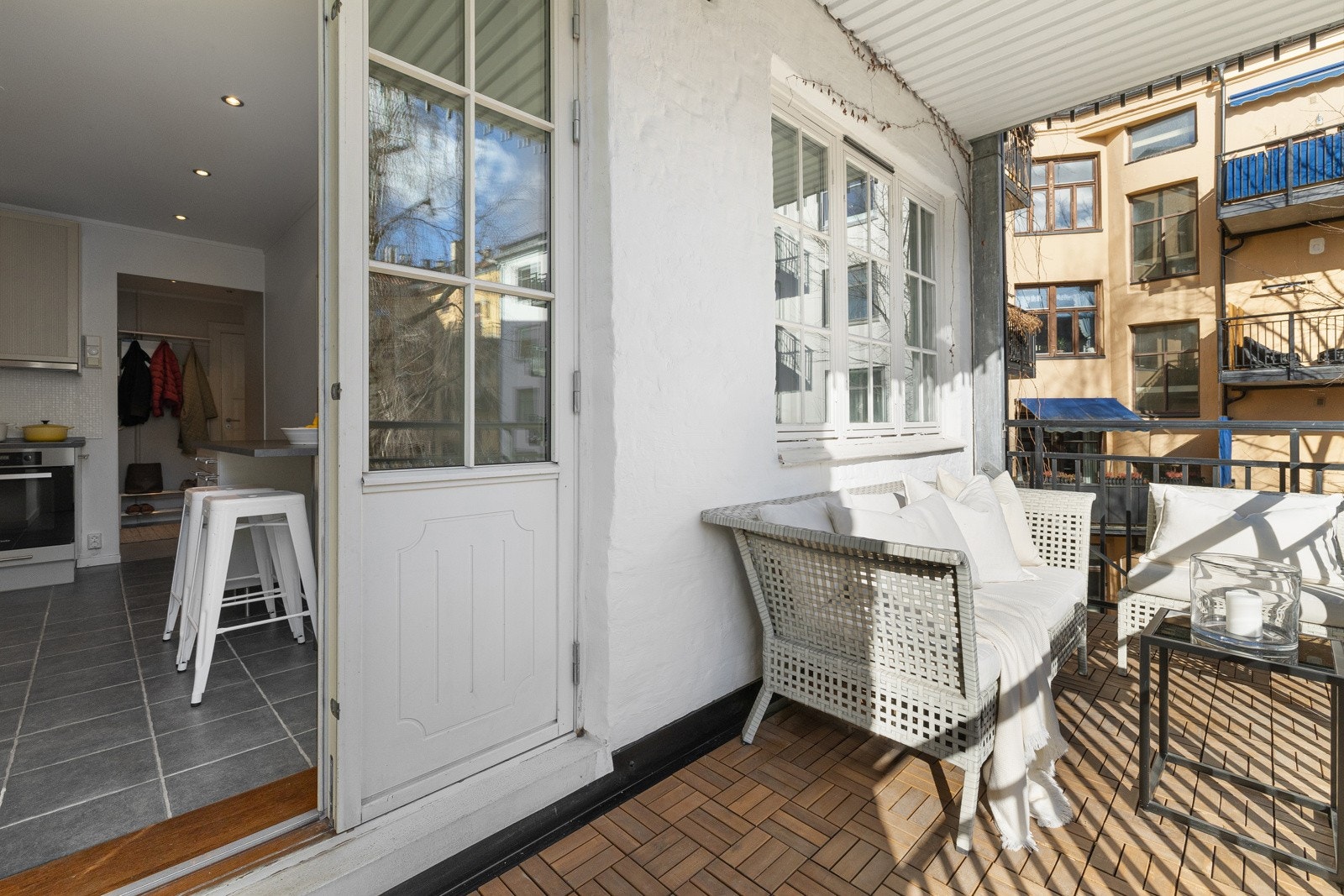 Balkongen har gode møbleringsmuligheter, noe som gir en fin forlengelse av rommet. Galleribilde