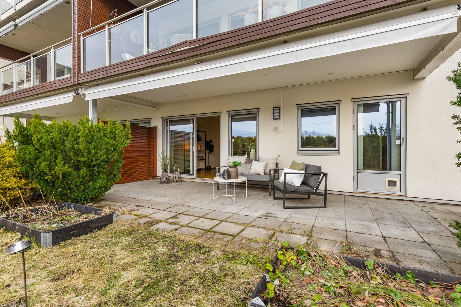 Den hellelagte uteplassen er hovedsakelig overbygd, og kan også skjermes med bred markise ved behov. Galleribilde