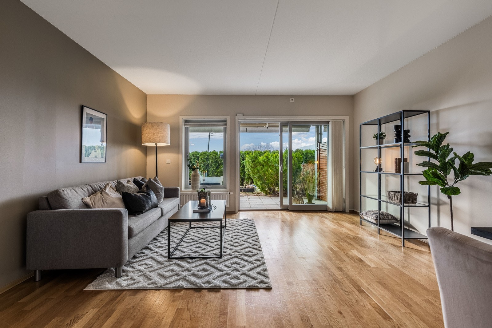 Mot uteplassen er det store vindusflater som gir bra med naturlig lys. Galleribilde