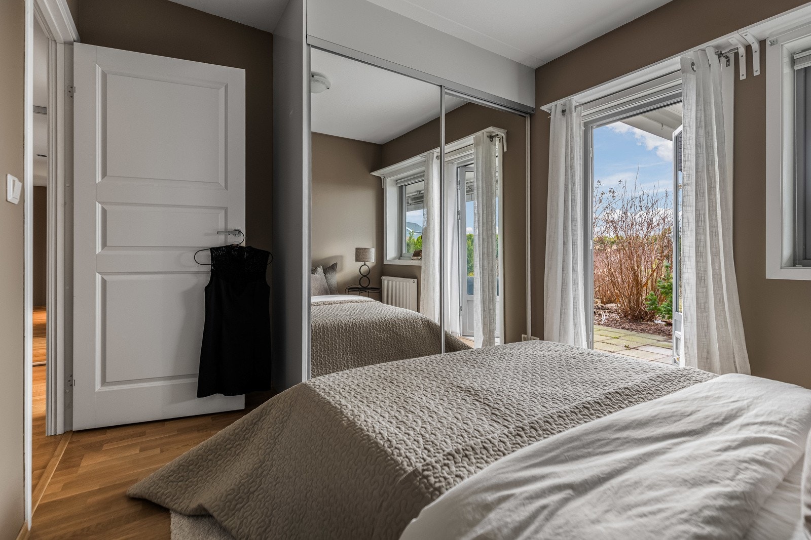 På det romslige hovedsoverommet er det montert skyvedørsgarderobe med speilfronter, og her er det også utgang til uteplass. Galleribilde