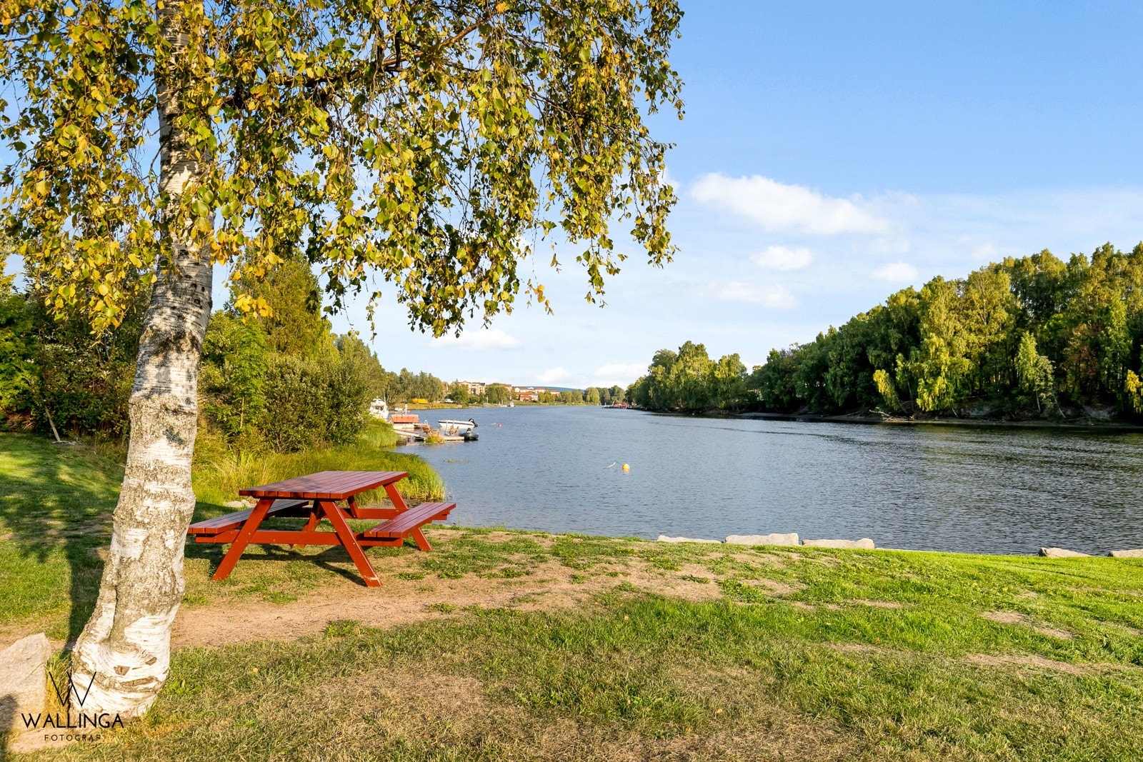 Det er flere sittegrupper ved elven. Galleribilde