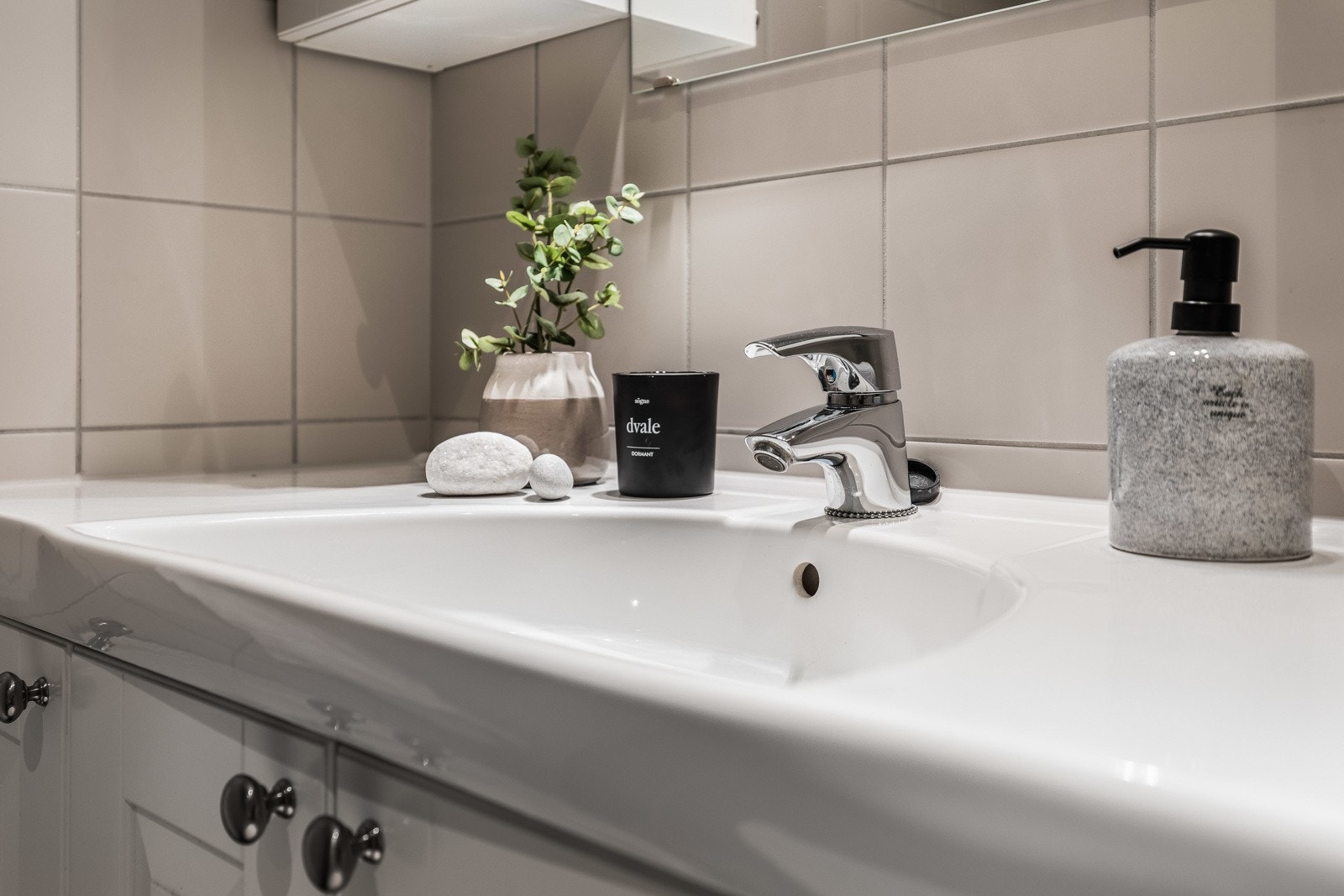 Innredning består av heldekkende servant, hvitt servantskap, to veggskap og speil med lys. Galleribilde