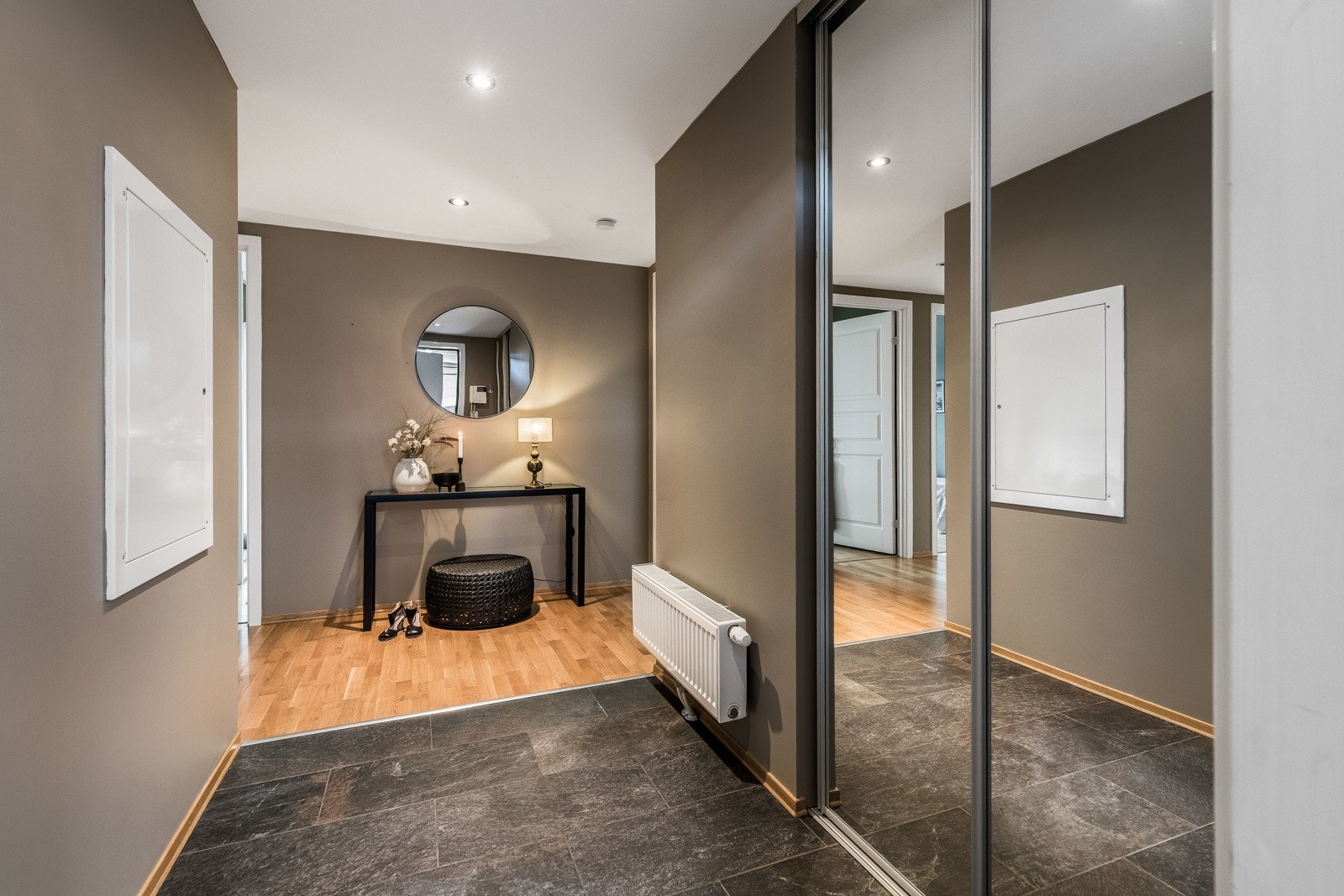 I entreen er det skyvedørsgarderobe med speil. Galleribilde