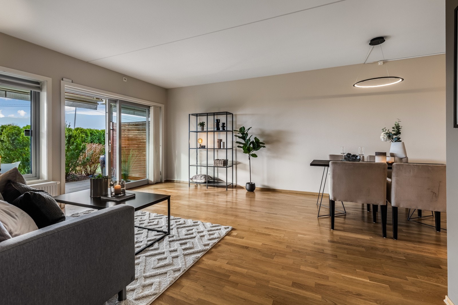 Stuen har også hovedsakelig lysmalte veggflater, mørk kontrastvegg og parkett på gulv. Galleribilde