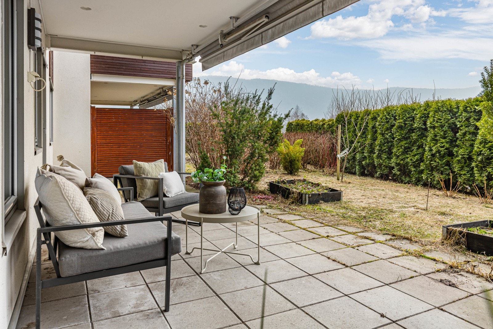 Fra stuen og hovedsoverommet er det utgang til en stor uteplass med egen hage i forkant Galleribilde