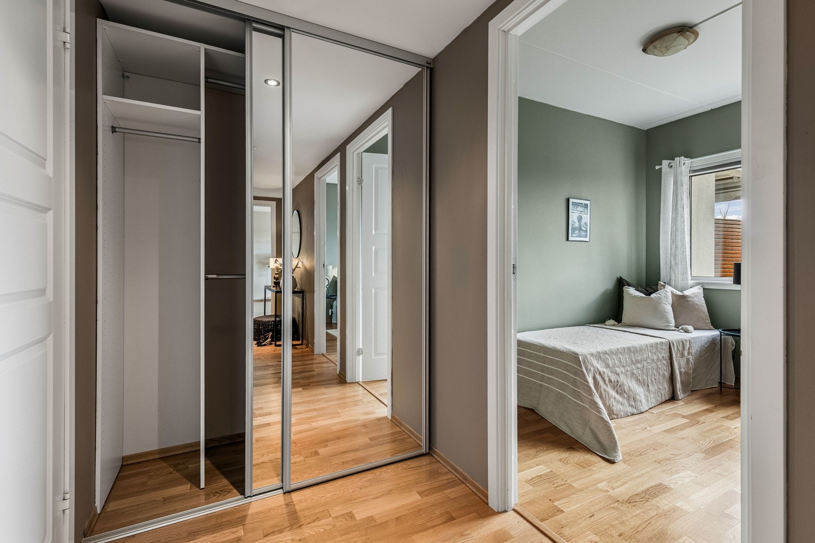 I gangen er det en ekstra skyvedørsgarderobe med speilfronter Galleribilde