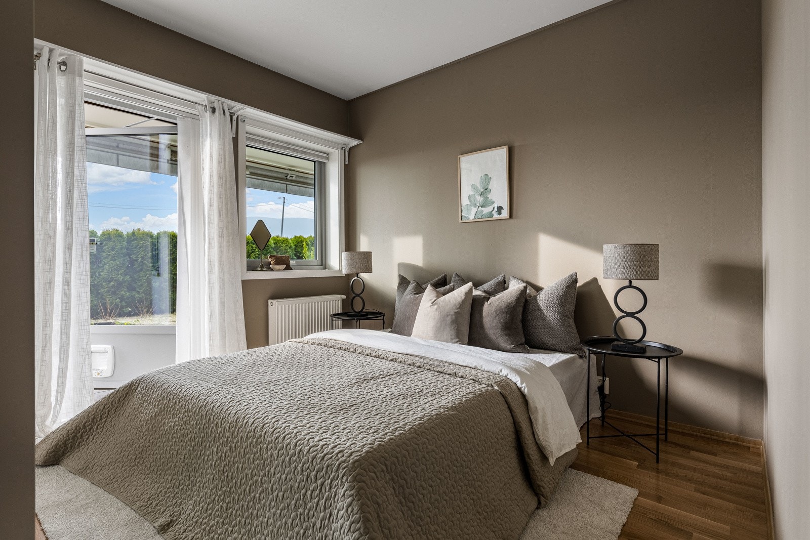 På hovedsoverommet er det god plass til dobbeltseng og tilhørende nattbord. Galleribilde