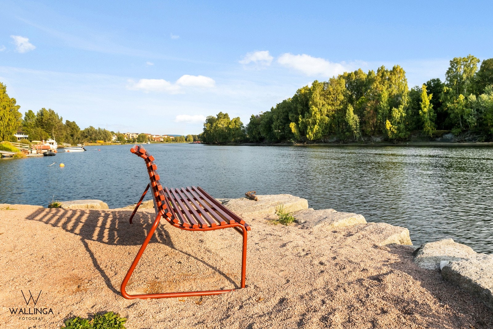 Det er flere sittegrupper ved elven. Galleribilde