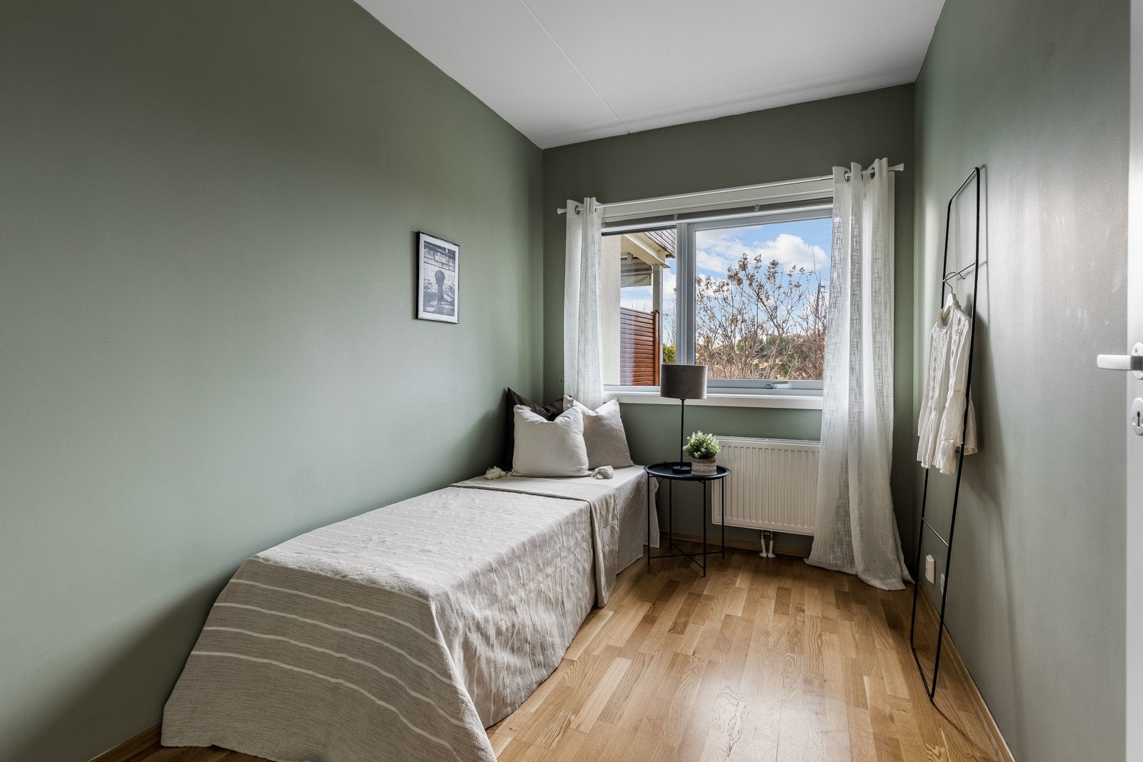 Soverommene er holdt i tidsmessige og behagelige farger, har parkett på gulv og gode vindusflater. Galleribilde