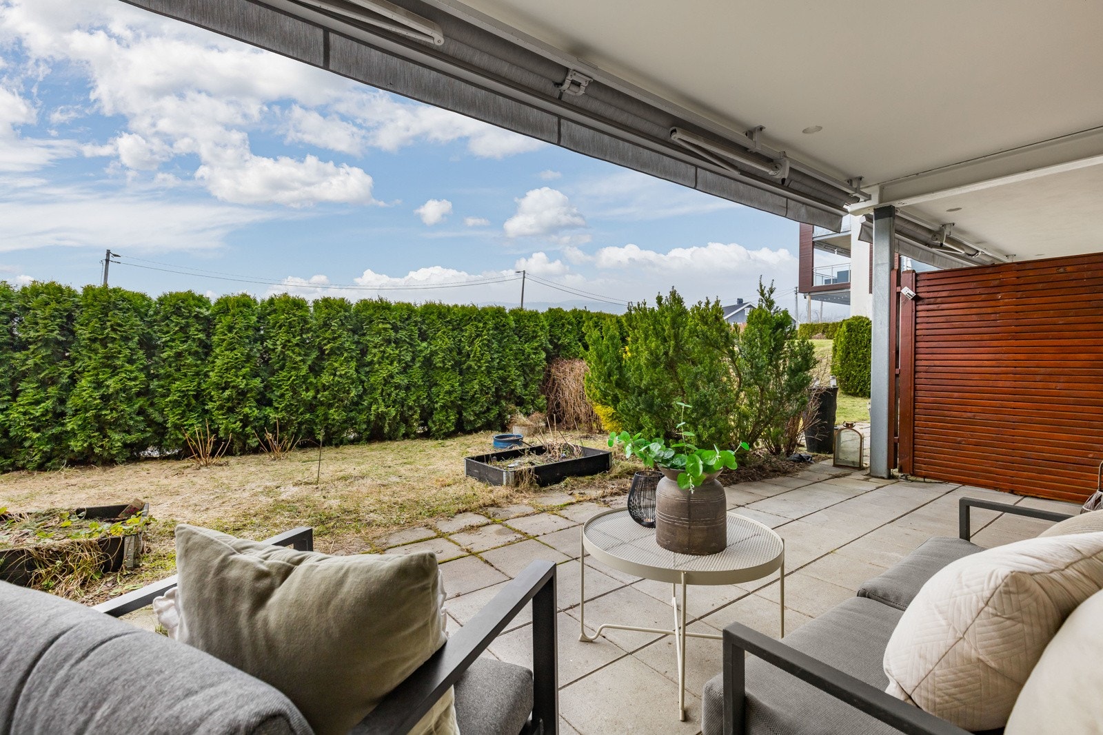 Markisen ved uteplassen er elektrisk. Galleribilde