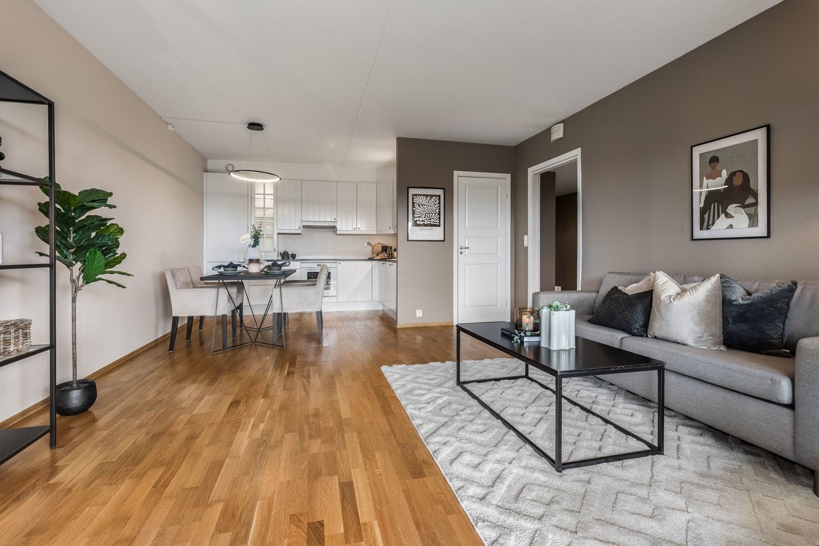 Rommet har god plass til både spisebord og sofaløsning. Galleribilde