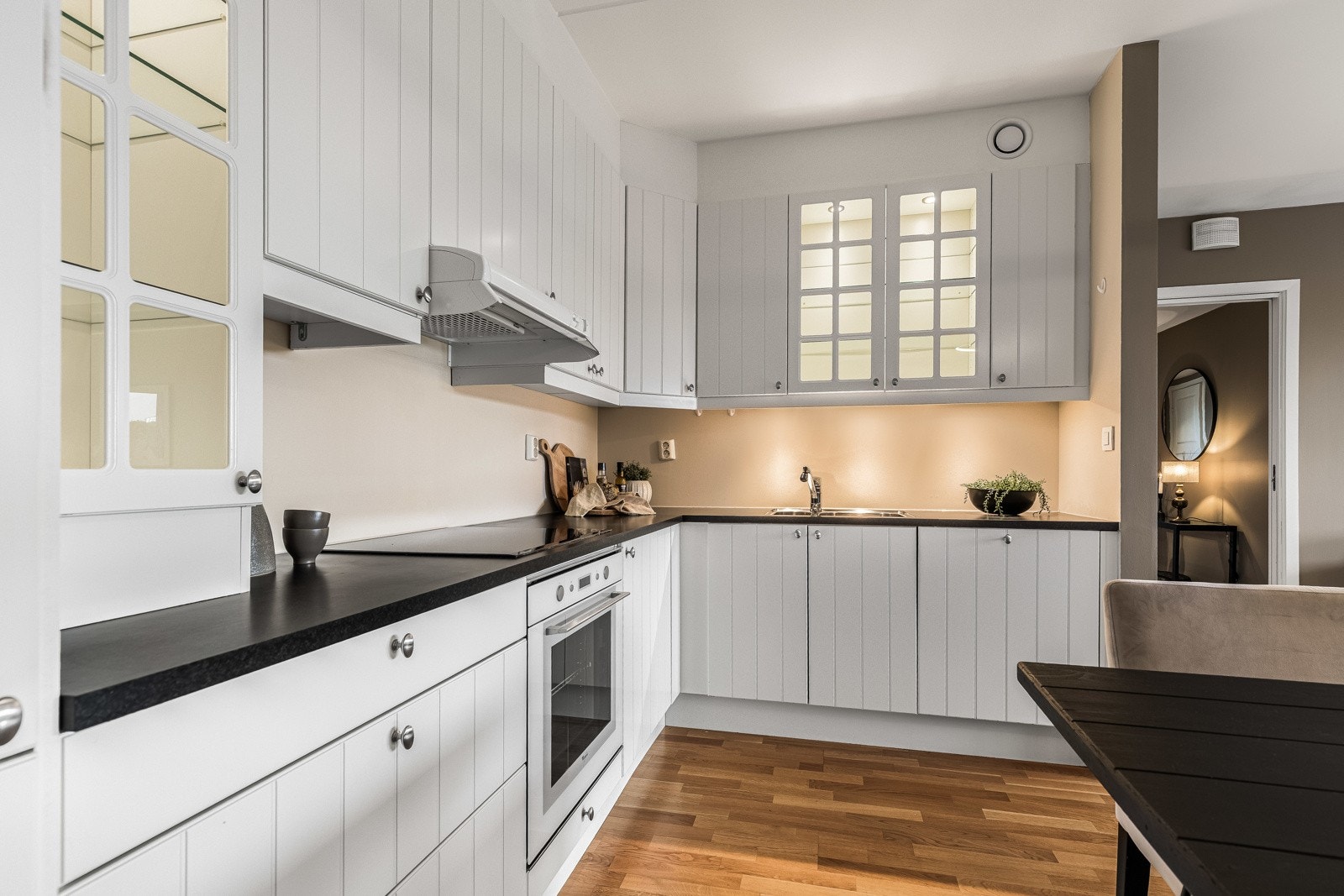 Ved stuen er det et tidsriktig og praktisk kjøkken med innredning fra Norema og integrerte hvitevarer. Galleribilde