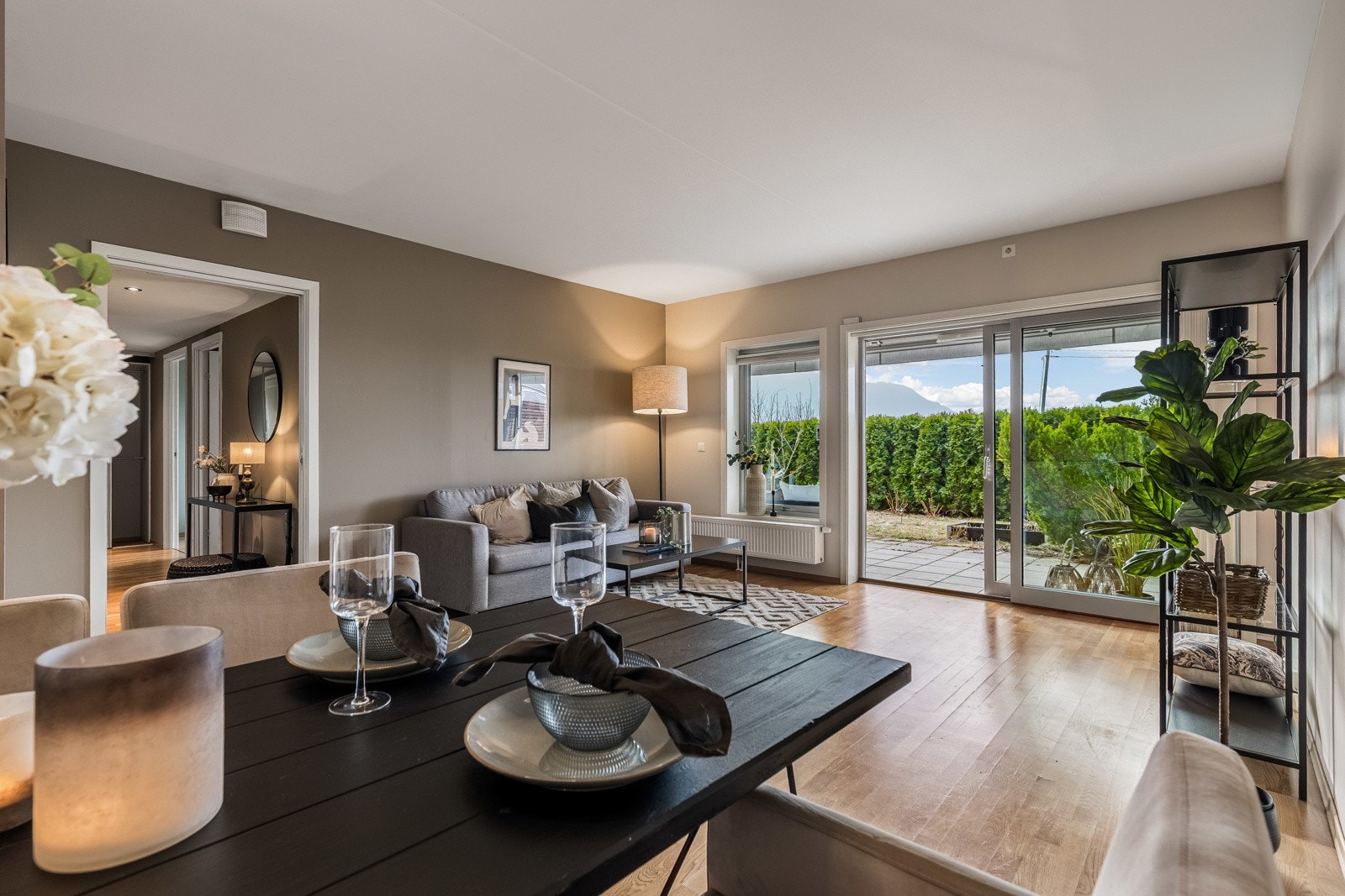 Leiligheten har en lys og tiltalende stue med åpen løsning til kjøkkenet. Galleribilde