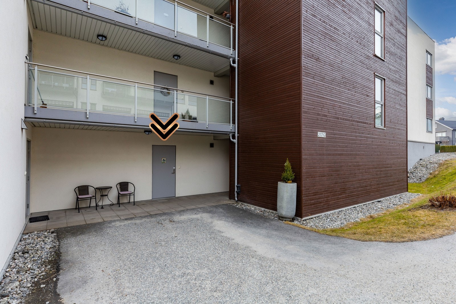 Leiligheten har overbygd inngangsparti. Galleribilde