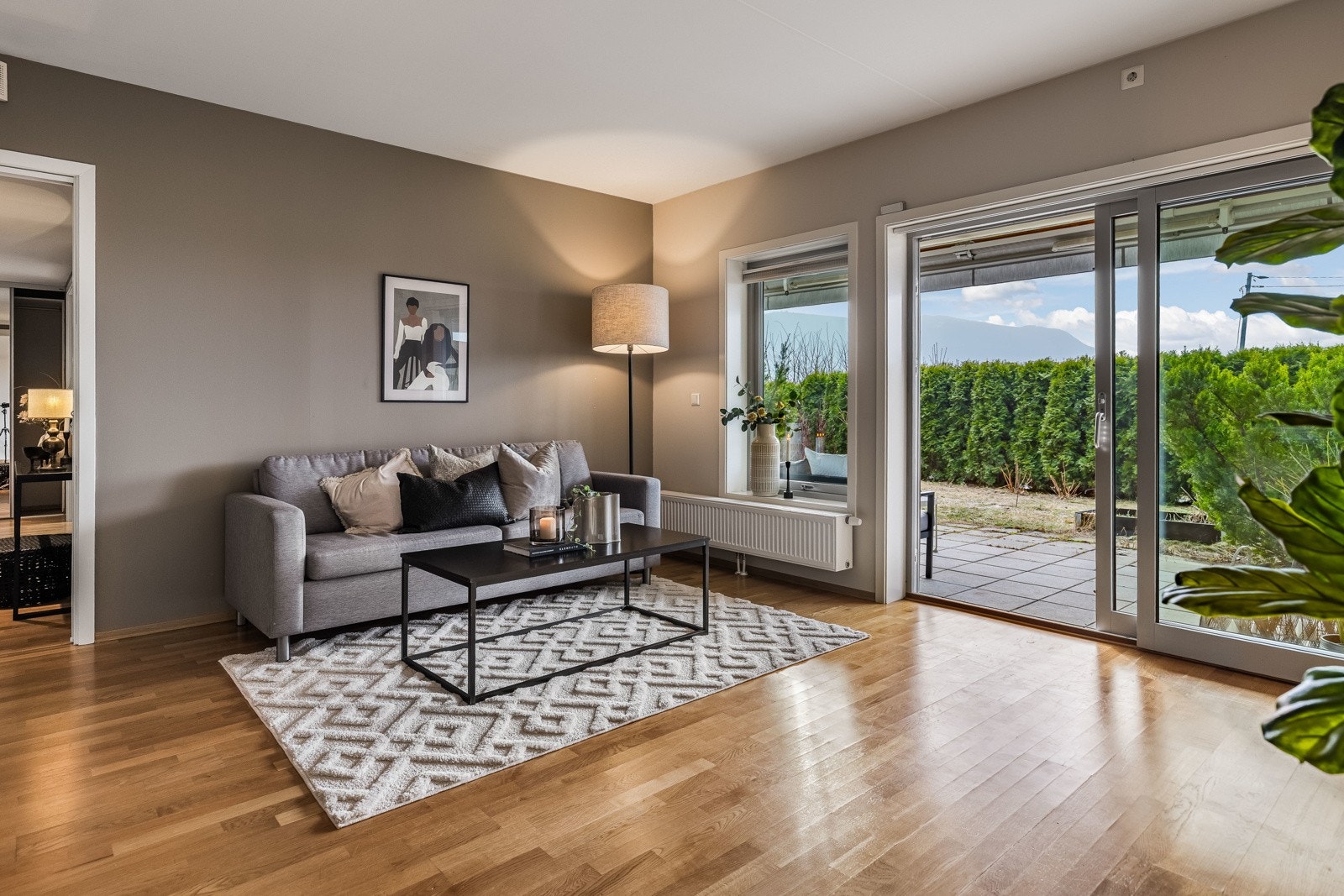 Det er god plass til sofaløsning og tilhørende møblement Galleribilde