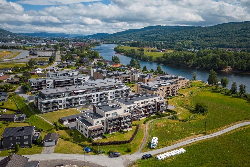 Eiendommen ligger bare et steinkast fra Drammenselva. Galleribilde