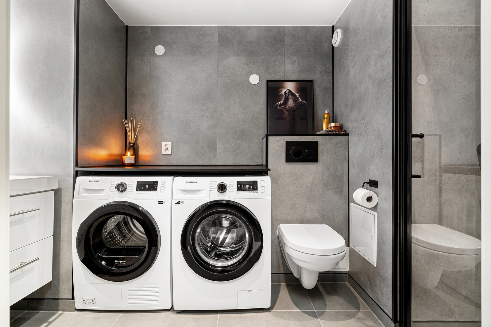 På badet er det opplegg for vaskemaskin og tørketrommel. Galleribilde