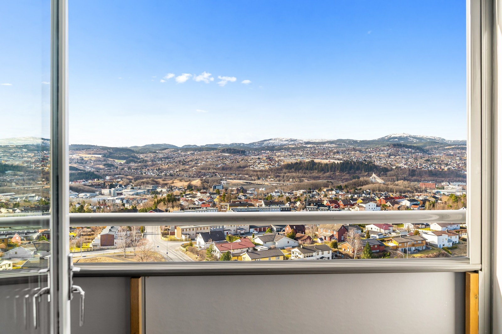 Saip Harmankaya har gleden av å presentere Ingeborg Aas' veg 2! Galleribilde