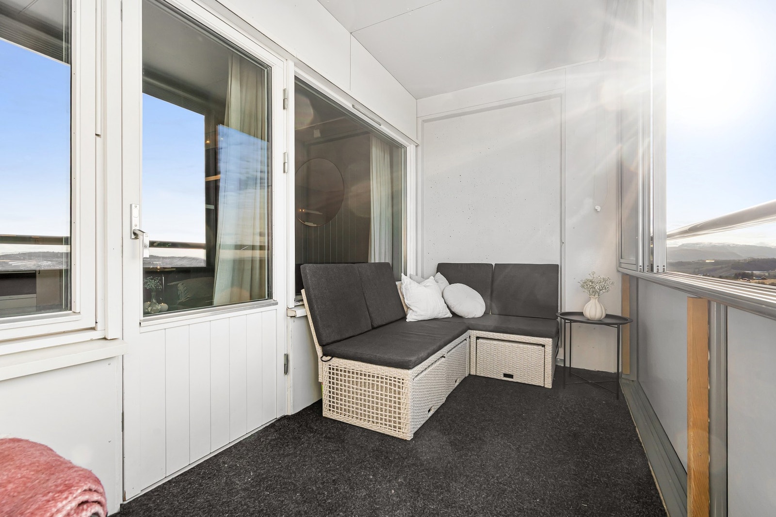 Romslig balkong som måler hele 7 kvm med god plass til ønsket utemøblement. Galleribilde