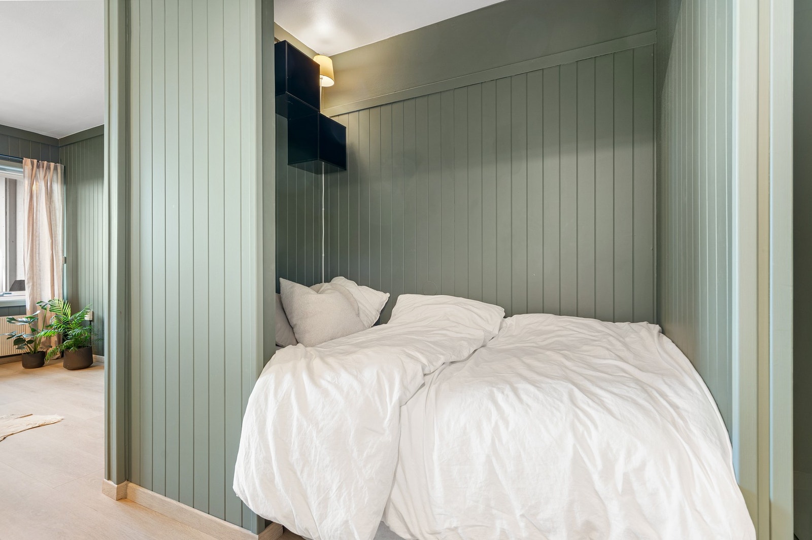 Leiligheten har en praktisk sovealkove med plass til seng av god størrelse. Galleribilde