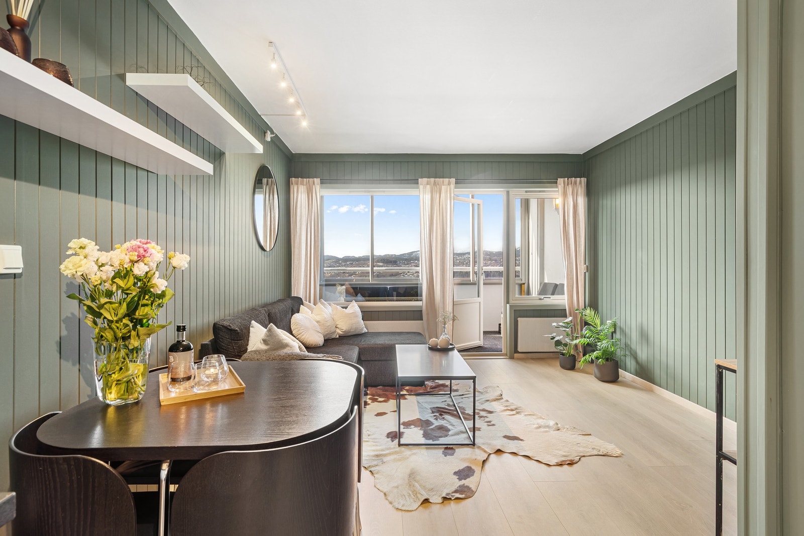 Stua måler hele 21 kvm med en god planløsning som er enkel å møblere etter eget ønske. Galleribilde