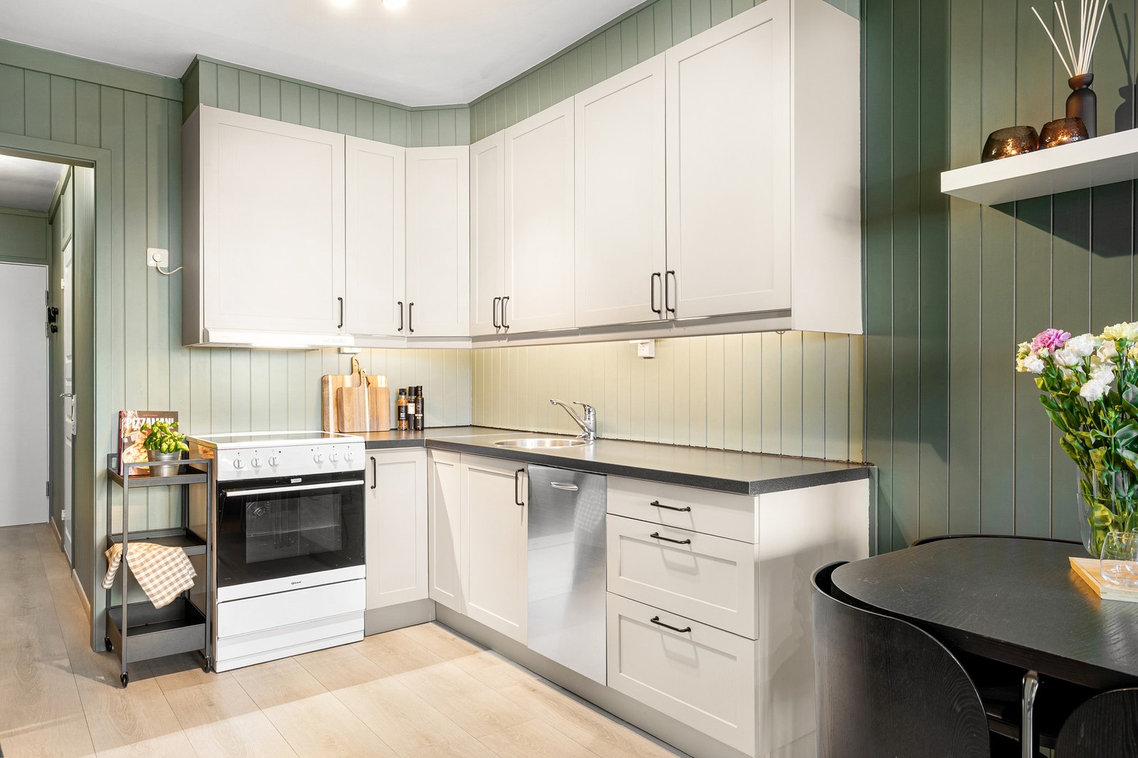 Lyst og innbydende kjøkken som har rikelig med skap- og benkeplass. Galleribilde