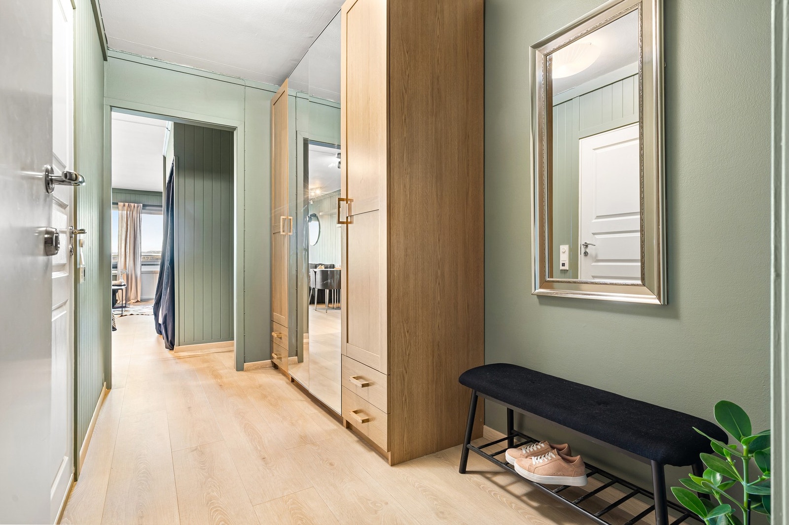 Stort inngangsparti med god plass til sko- og klesoppheng. Galleribilde