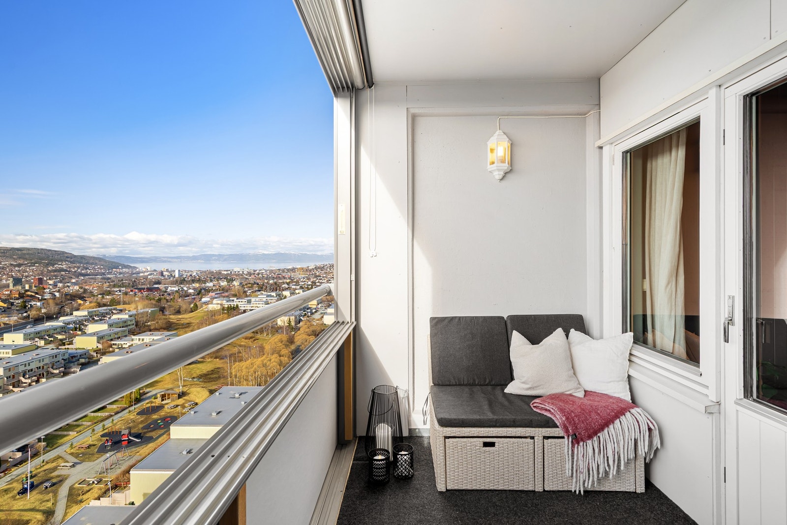 Balkongen er innglasset med mulighet for å åpne. Galleribilde