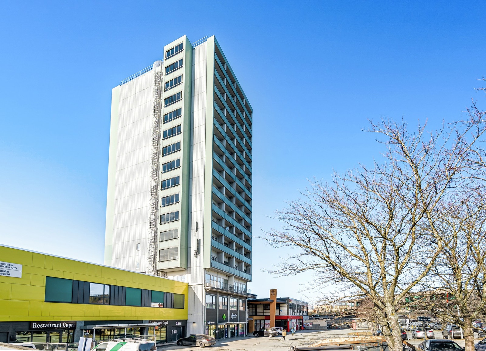 Fasade, bygget er fra 1974. Galleribilde