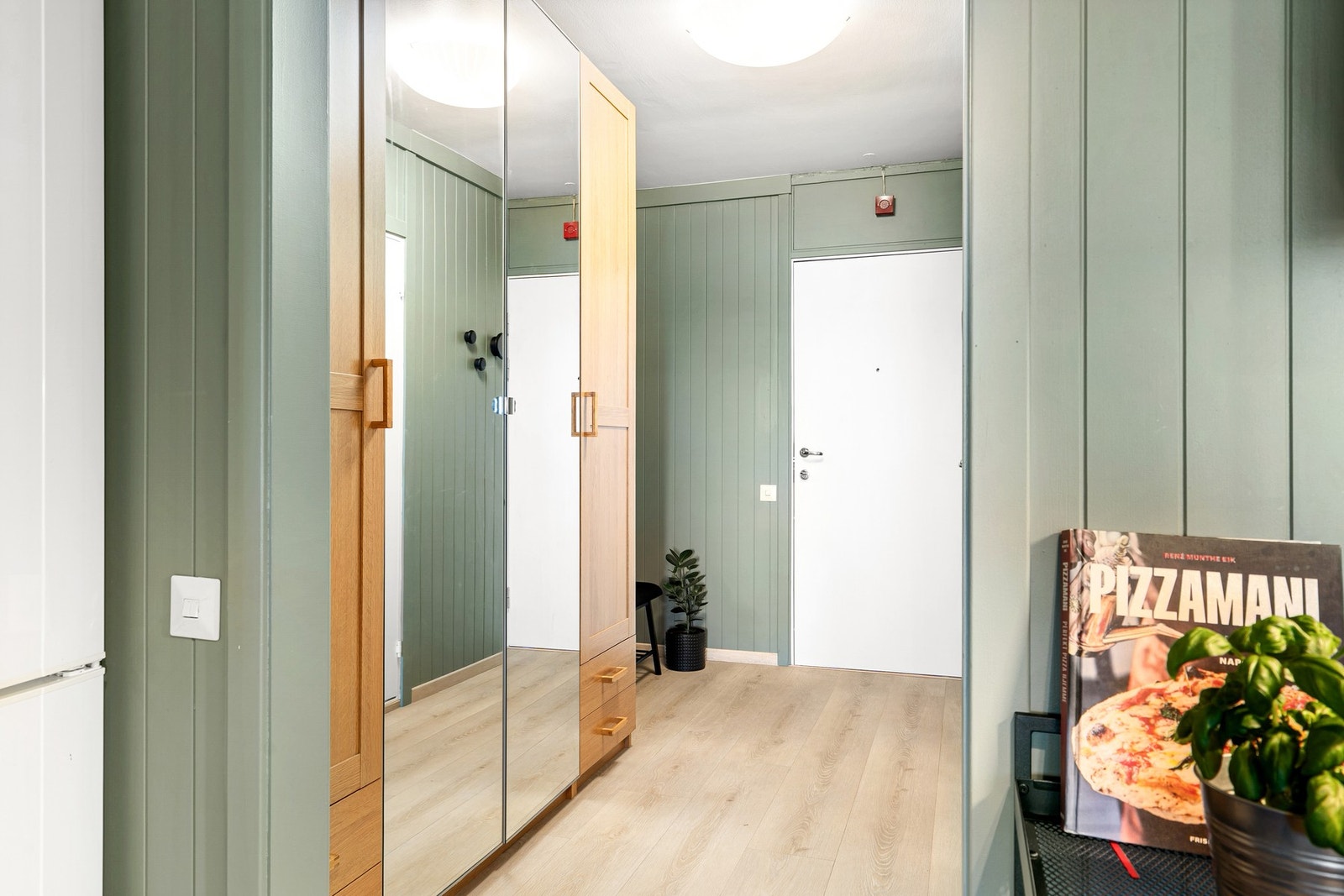 Inngangspartiet er utstyrt med en praktisk garderobe med gode oppbevaringsmuligheter. Galleribilde