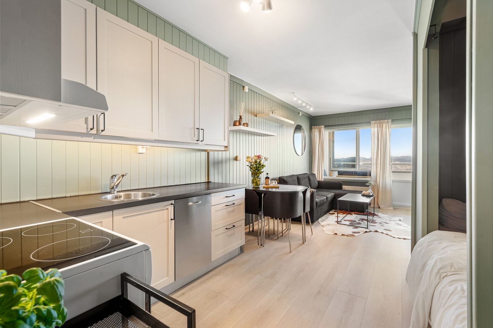 Mellom kjøkkenet og stuen er det plass til en koselig spisestue. Galleribilde