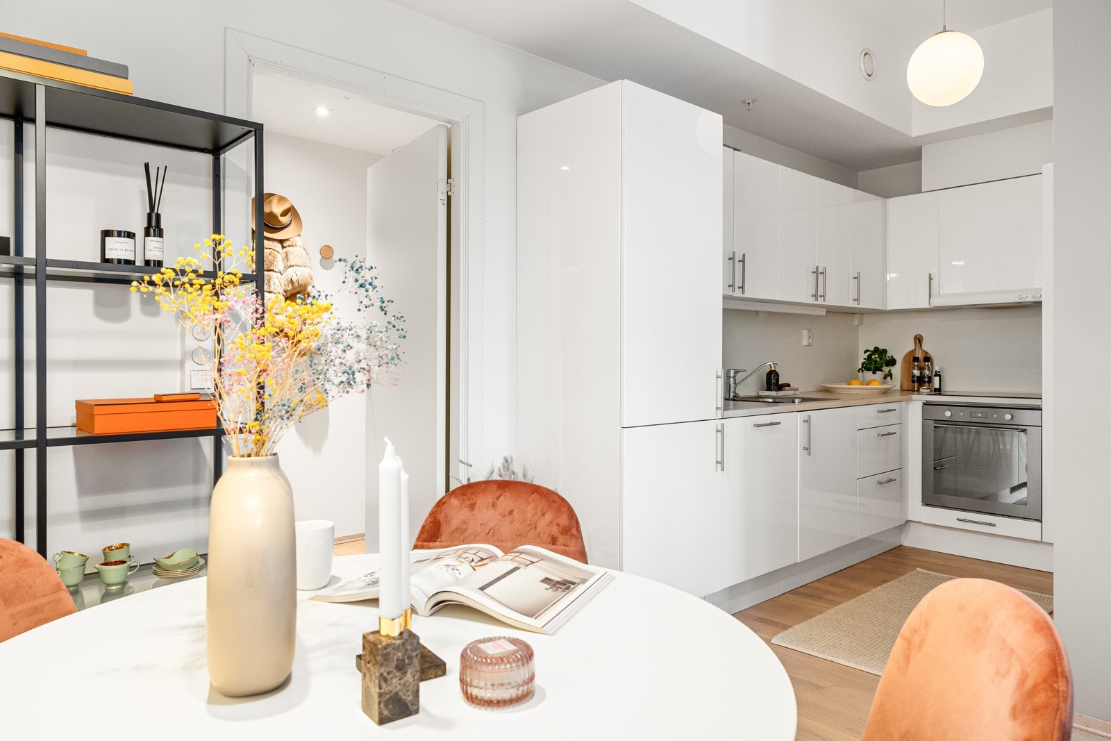 Spisestue i delvis åpen løsning mot kjøkkenet. Takhøyden i stuen er målt til hele 2,92 meter Galleribilde