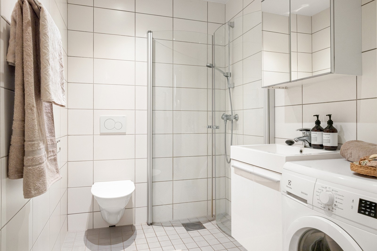 Avtrekket på badet er tilkoblet boligens balanserte ventilasjonssystem. Det er boret 73 mm hull fra tilstøtende rom mot våtsonen, uten å påvise unormale forhold. Galleribilde