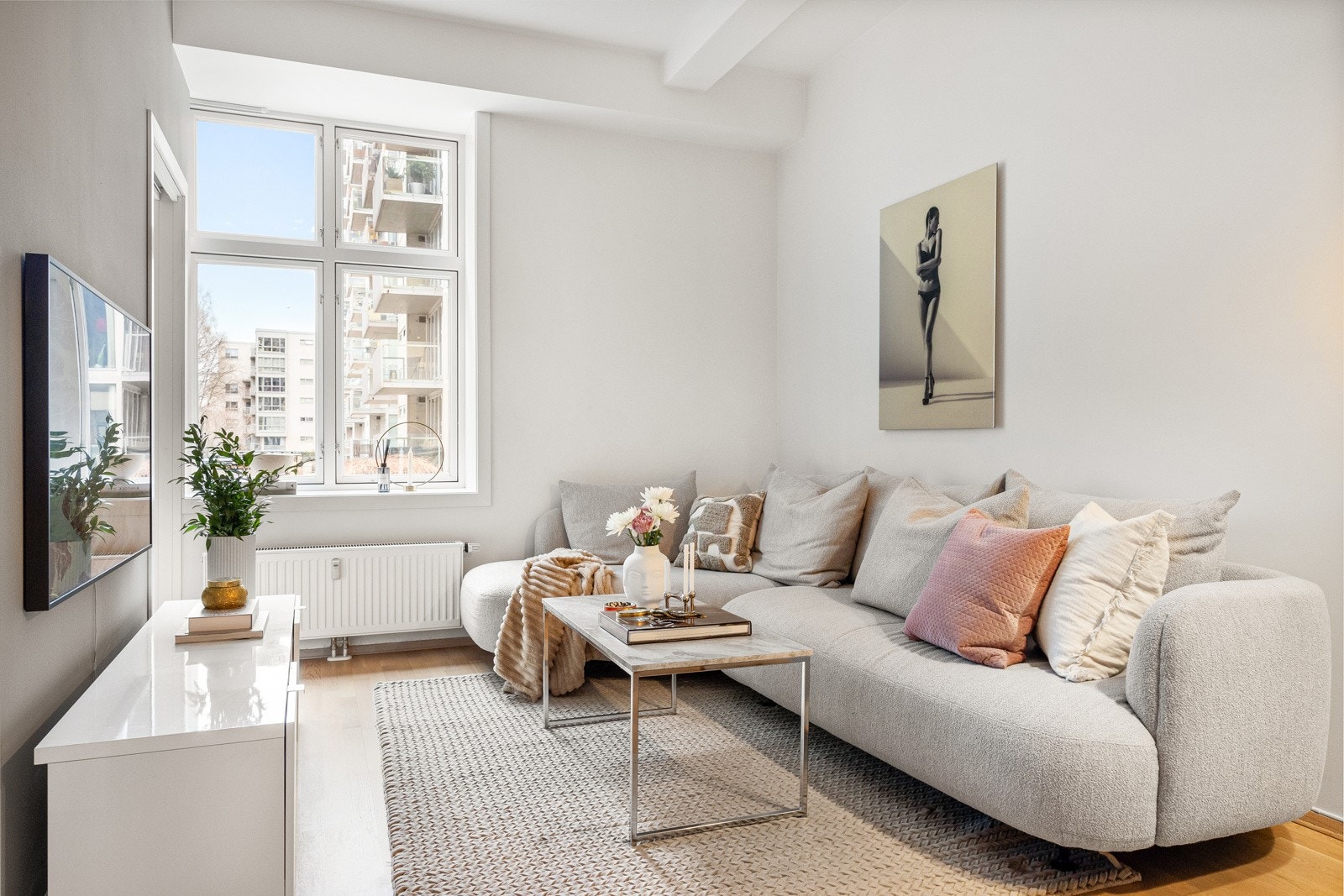 Store vindusflater i kombinasjon med svært god takhøyde bidrar til godt med naturlig lys i leiligheten Galleribilde