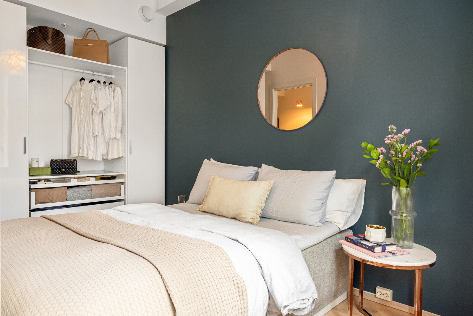 Praktisk soverom med to innganger. Den praktiske og romslige garderobeløsningen sørger for rikelig med oppbevaringsplass for klær. Galleribilde