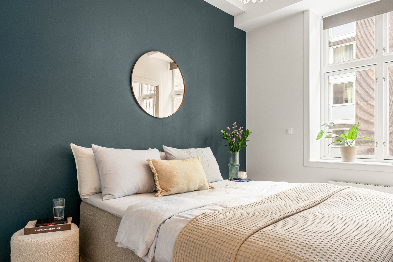 Luftig soverom med garderobeløsning Galleribilde