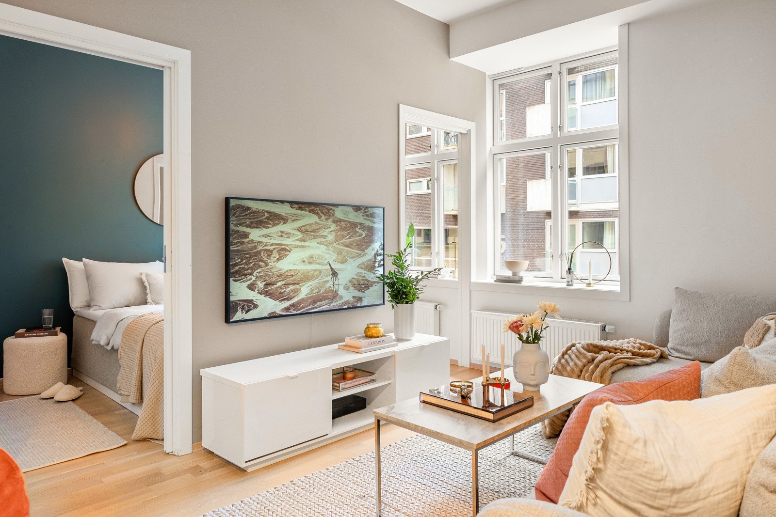 Lys og lekker stue med god plass til spisebord og sofaløsning Galleribilde