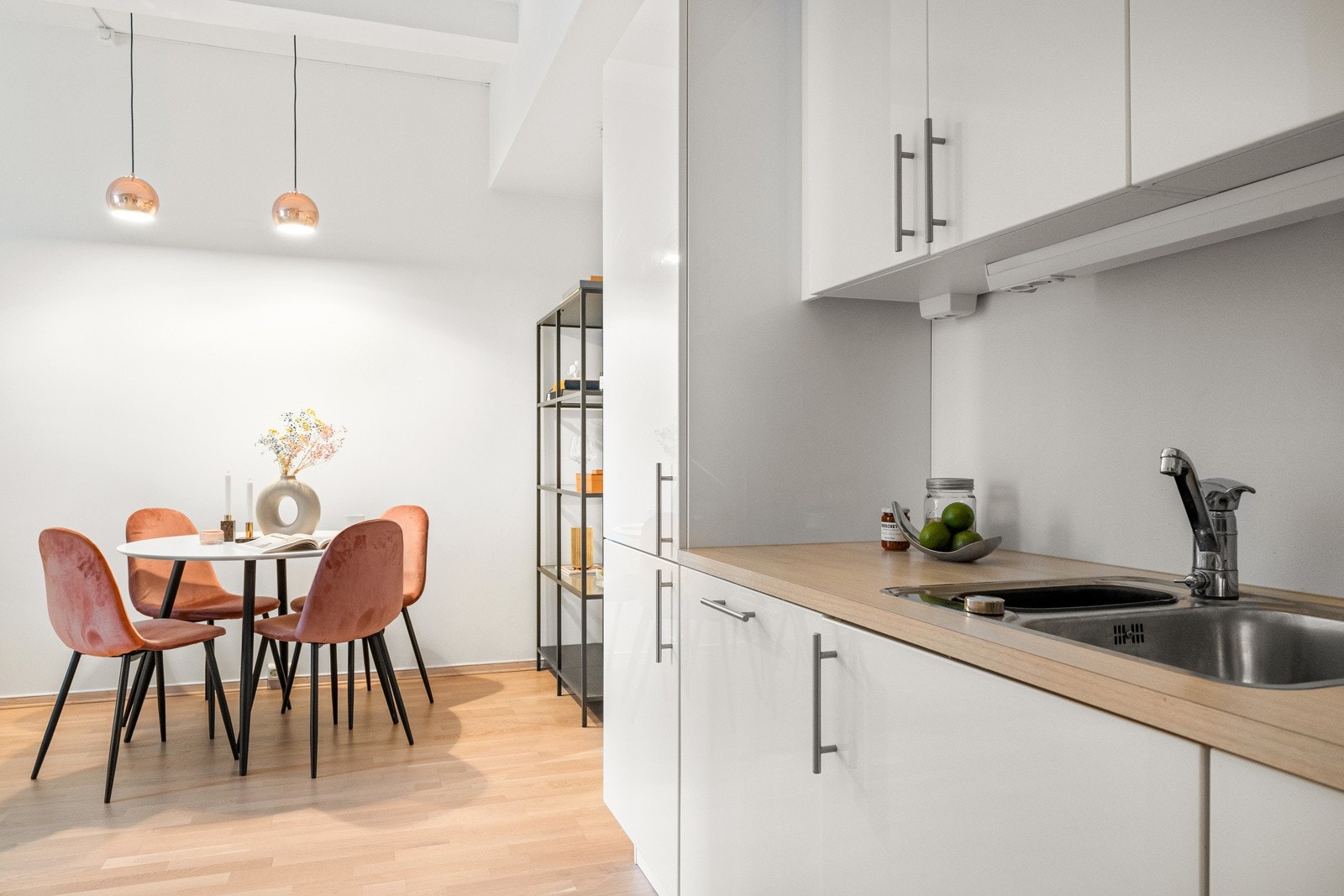 Lys benkeplate med planlimt vask og ett-greps armatur i krom Galleribilde