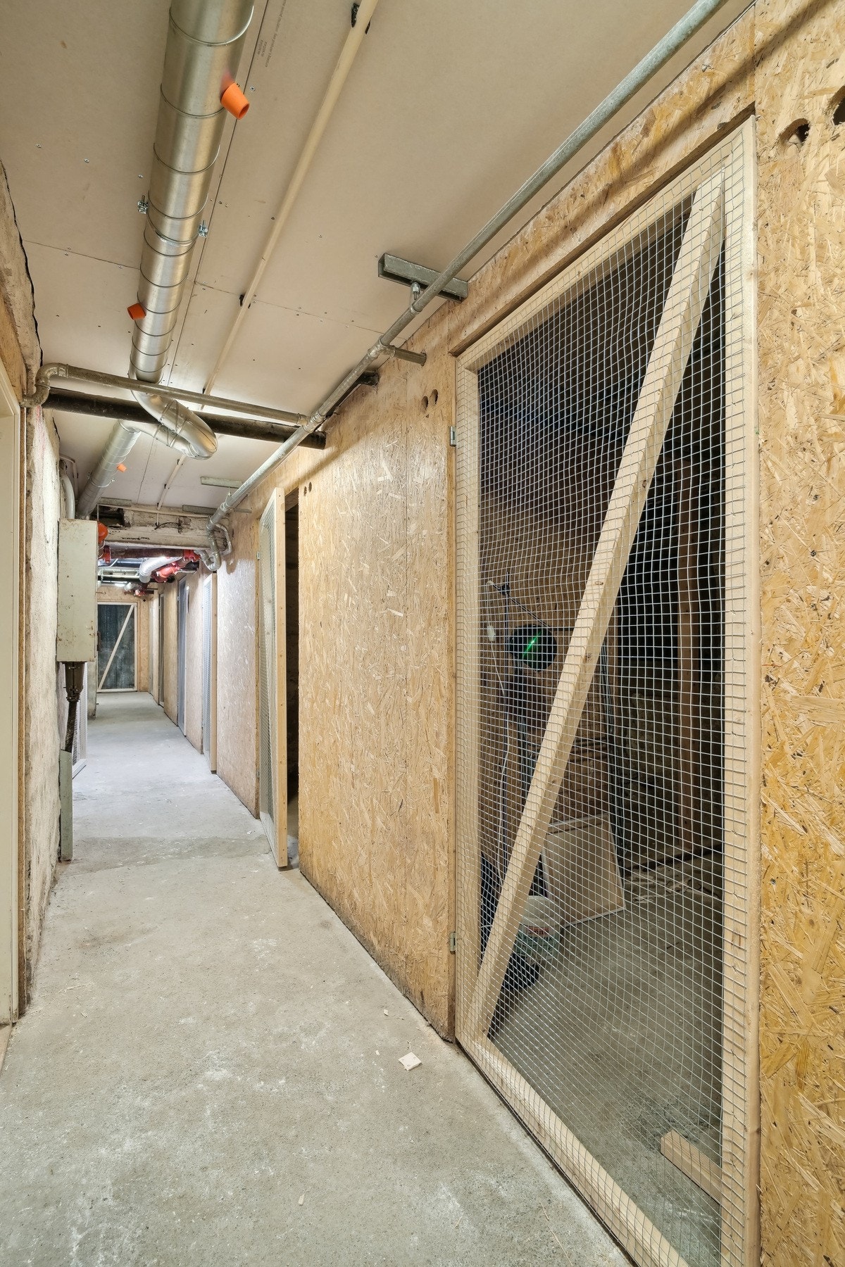 Med leiligheten medfølger det en ekstern bod på ca. 4 kvm i kjelleretasjen. Kjelleretasjen har i følge eier nettopp vært rehabilitert og oppusset i regi av sameiet. Galleribilde