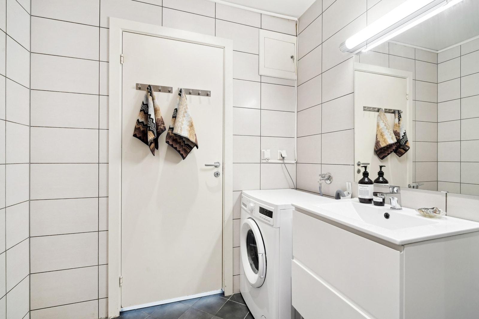 Badet kombineres med vaskerom og har opplegg for vaskemaskin. Vaskemaskinen medfølger i handelen. Galleribilde