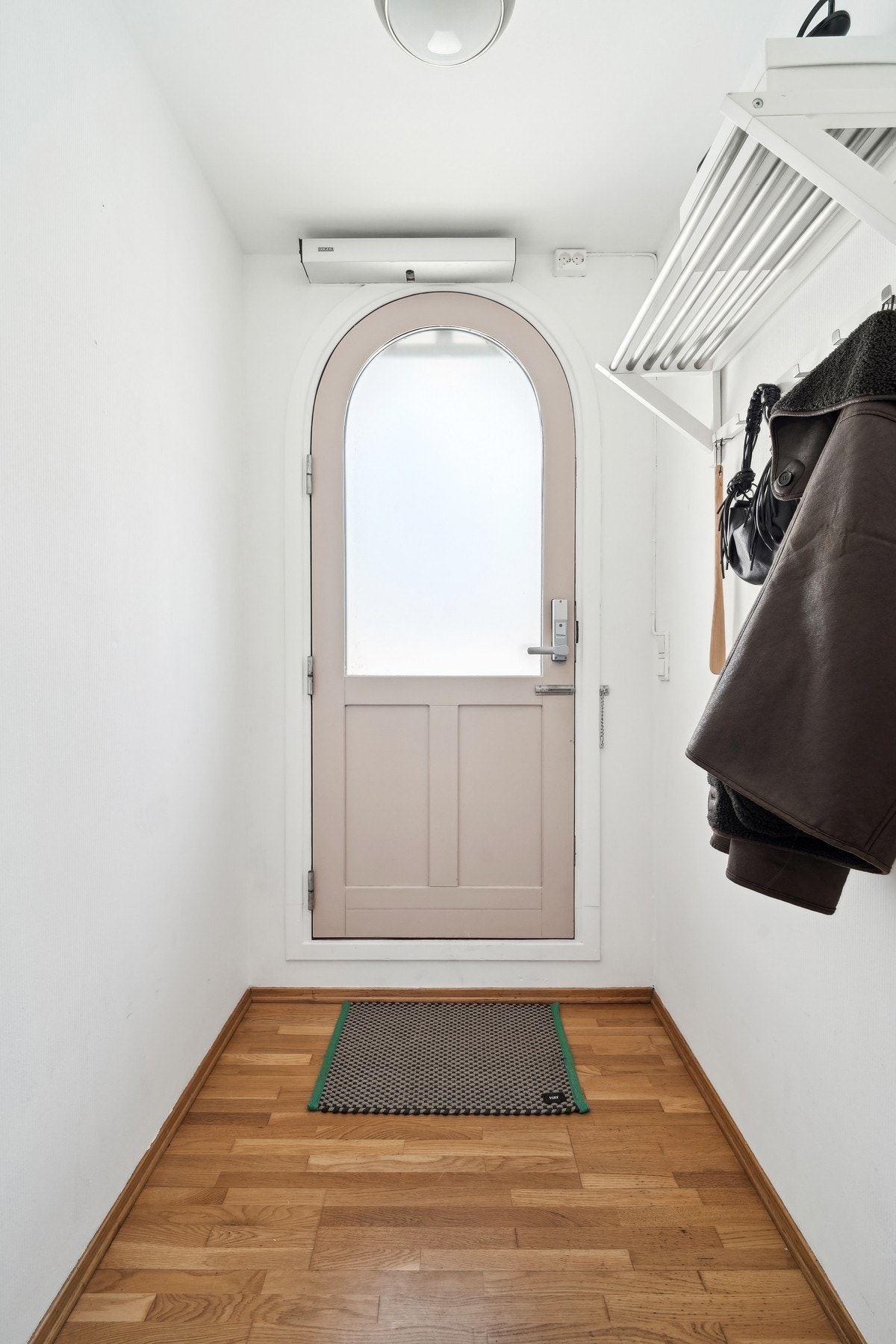 Velkommen inn! Entréen har god plass til oppbevaring av sko- og yttertøyet. Galleribilde